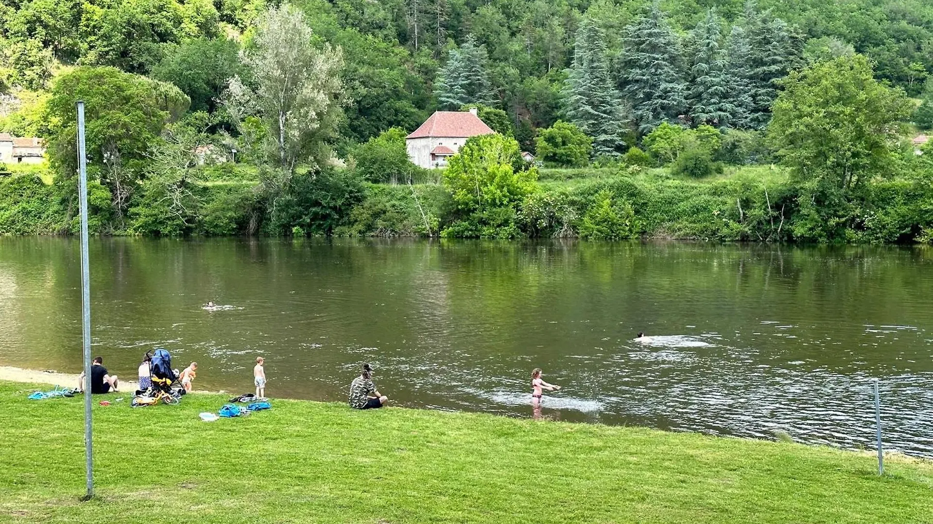 Camping Paradis De La Plage Saint-Cirq-Lapopie Francia